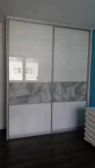 Dizajnové vstavené skrine so sklenenými dverami